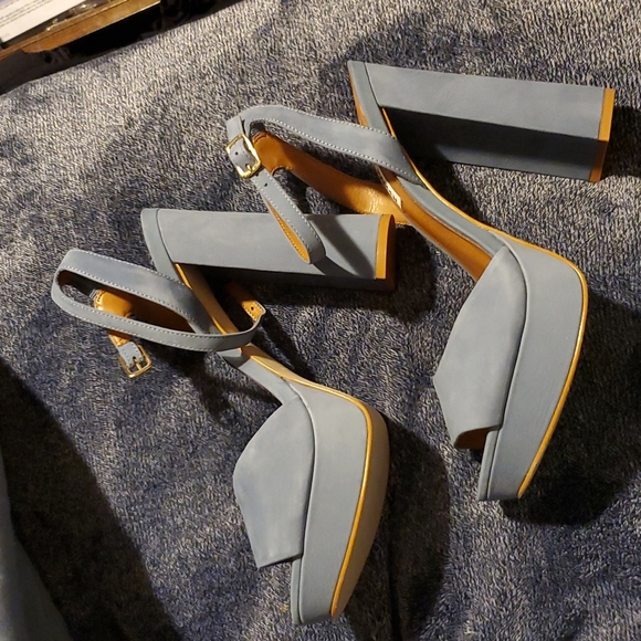 Beautiful shoes - Picture 2 of 3